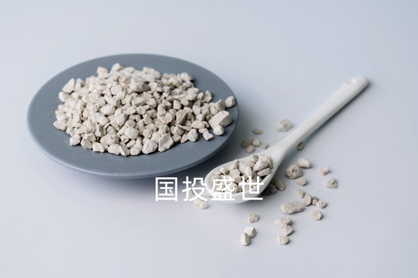 沸石礦床分類：內(nèi)生沸石礦床和外生沸石礦床