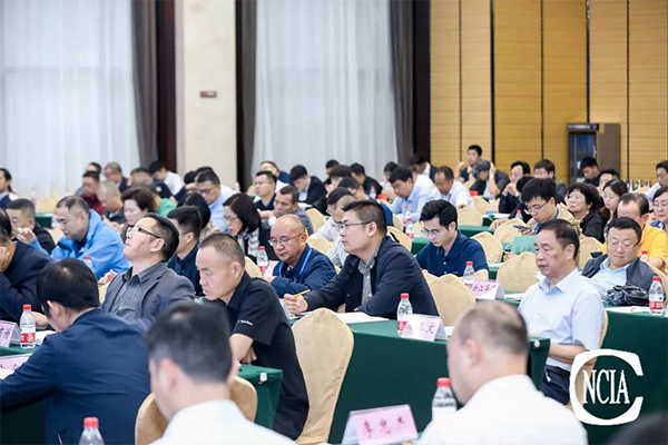 國投盛世董事長劉嚴(yán)蓬作為協(xié)會監(jiān)事長受邀參加2023亞太國際涂料產(chǎn)業(yè)發(fā)展大會